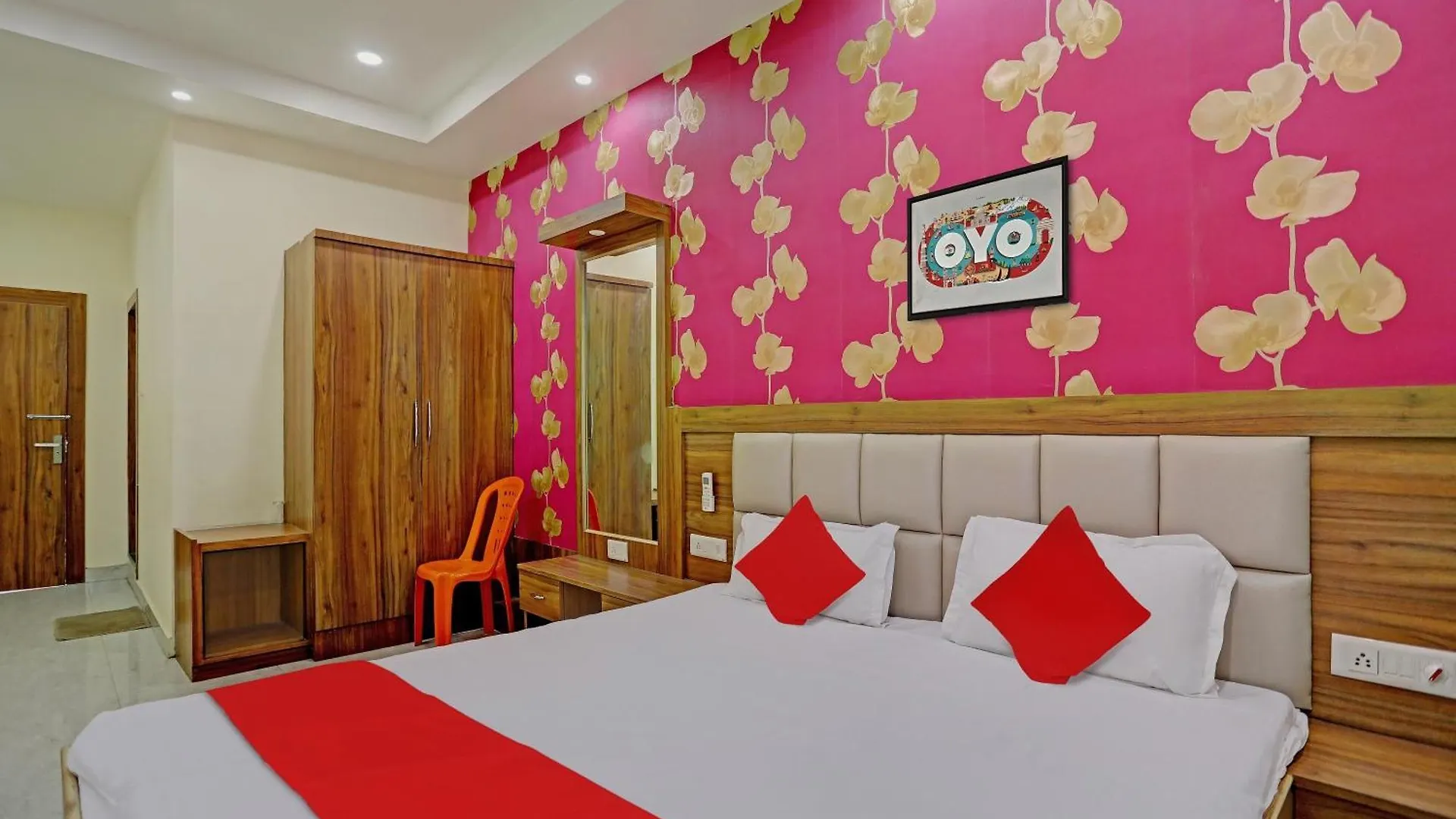 Oyo Flagship Gv Palace Varanasi 3*, Kakarmatha