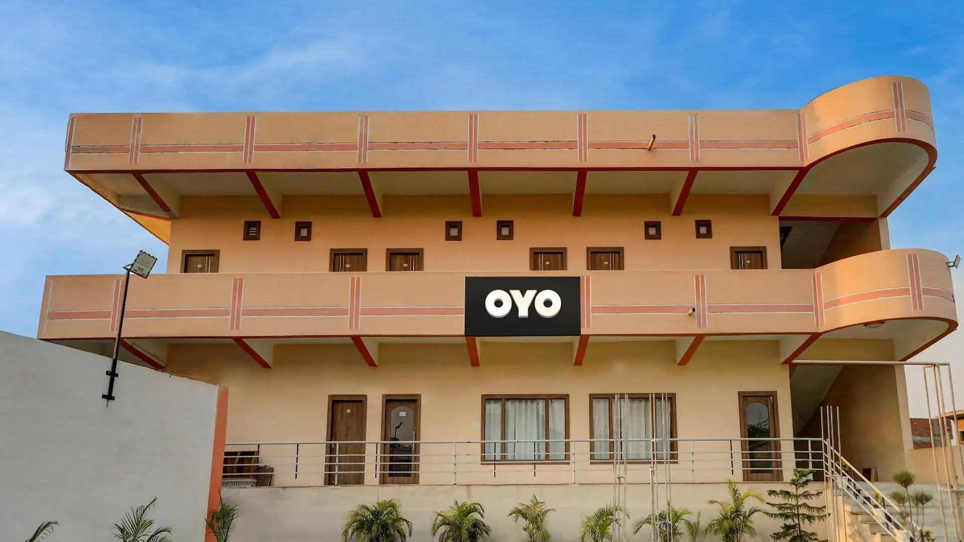 Oyo Flagship Gv Palace Varanasi Kakarmatha